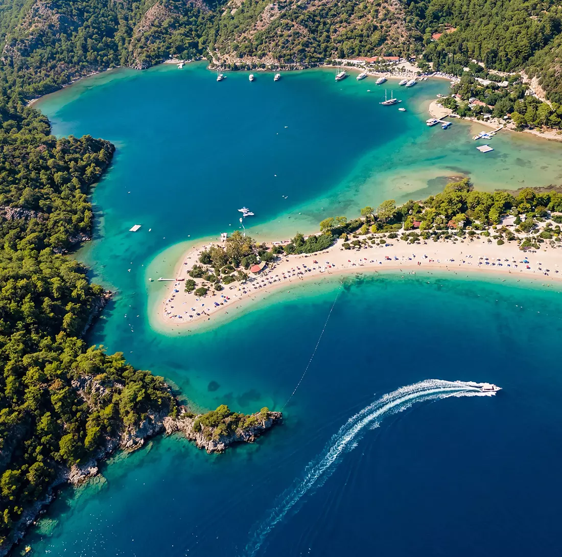 Mavi bayraklı denizi, sakin ve berrak suyu ile dünyanın en iyi plajlarından birine birkaç dakikada yürüyerek ulaşın ve Türk Riviera'sını keşfedin. Havuz kenarında dinlenirken gökyüzüne uzanan dağları ve sessizce süzülen rengarenk yamaç paraşütlerini seyredin.