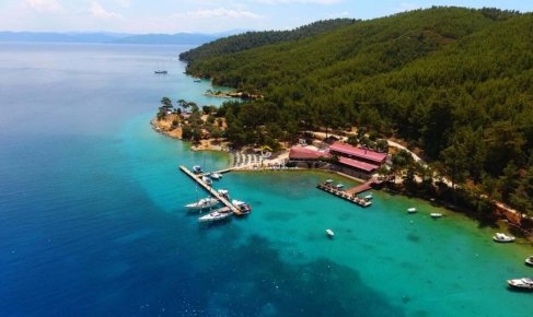 Akbük Koyu’nda Bir Gün: Turkuaz Sular ve Yeşilin Büyüsü